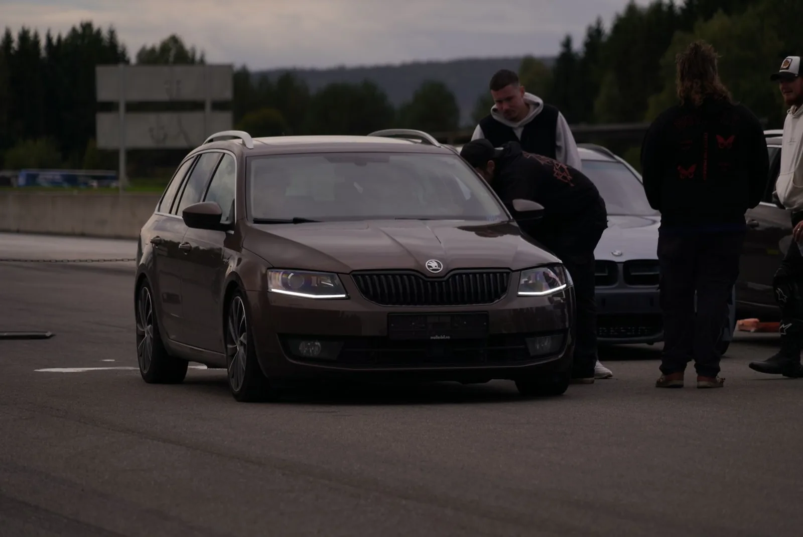 Skoda Octavia klargjort på dragstripe før testkjøring