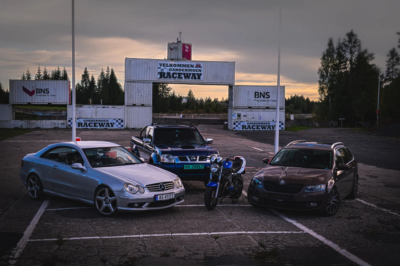 Octavia'en sammen med andre biler og en motorsykkel på Gardermoen Raceway