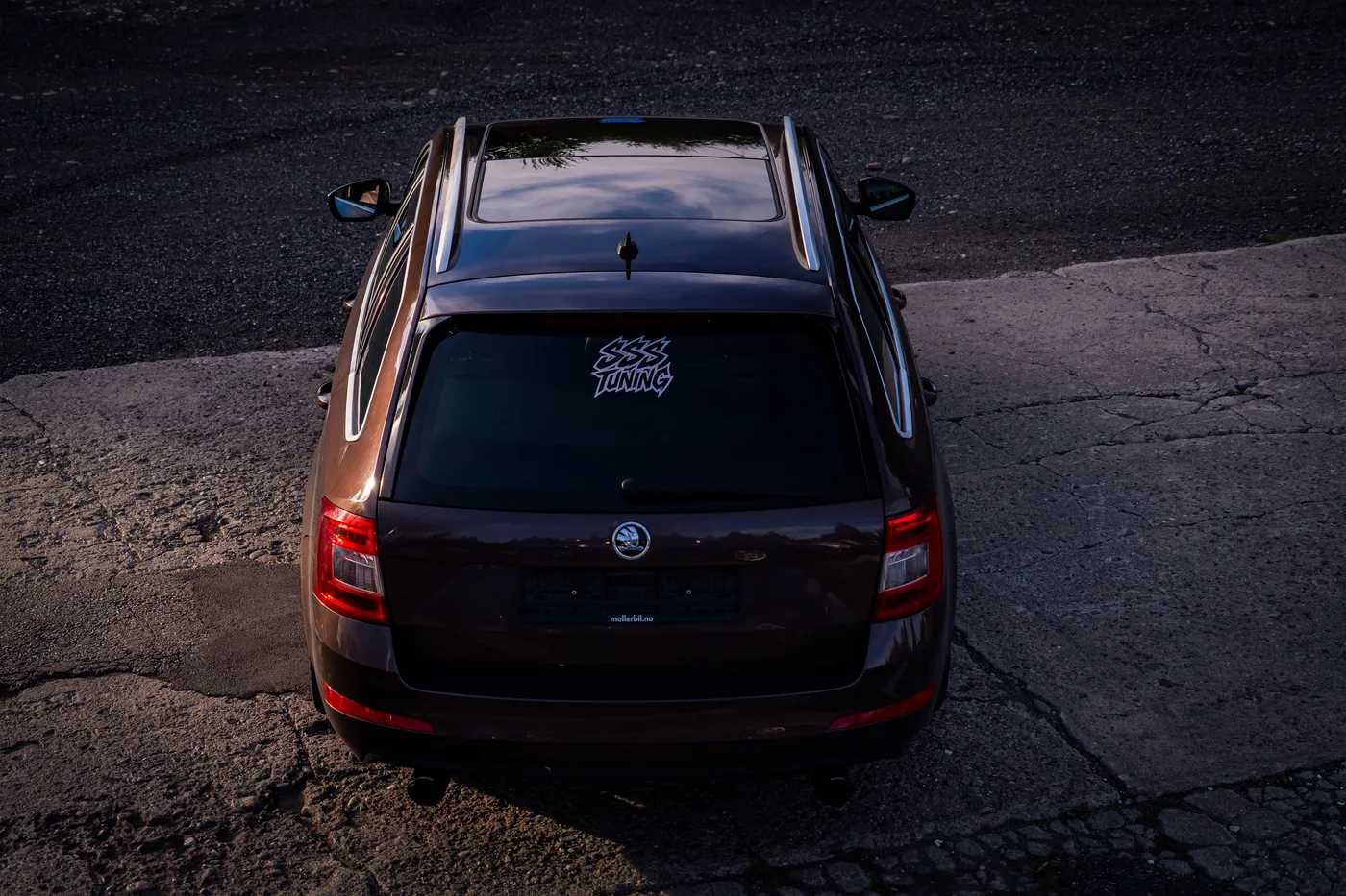 Skoda Octavia bakfra med SSSTuning-dekal i bakruten